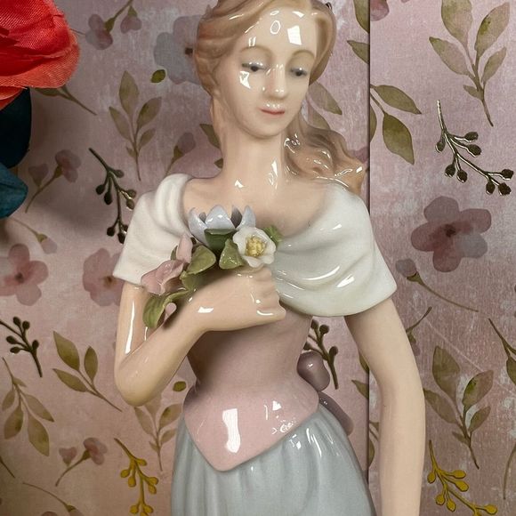 Avon Kathleen”A SPRING STROLL” Beauty Porcelain Figurine Moments & Memories 2002 - Picture 2 of 14